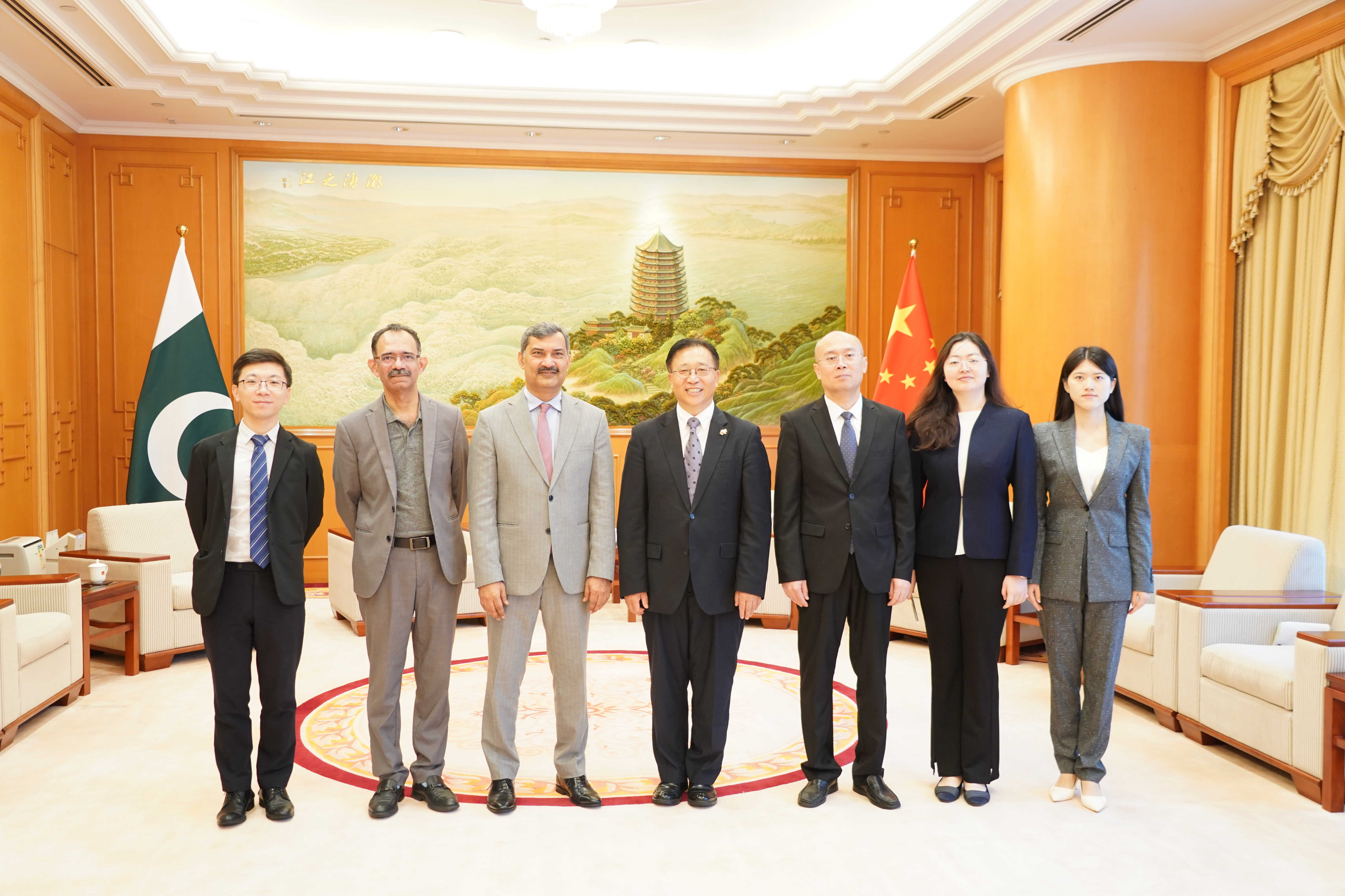 Commissioner Cui Jianchun meets with the new CG of Pakistan Mr. Riaz ...