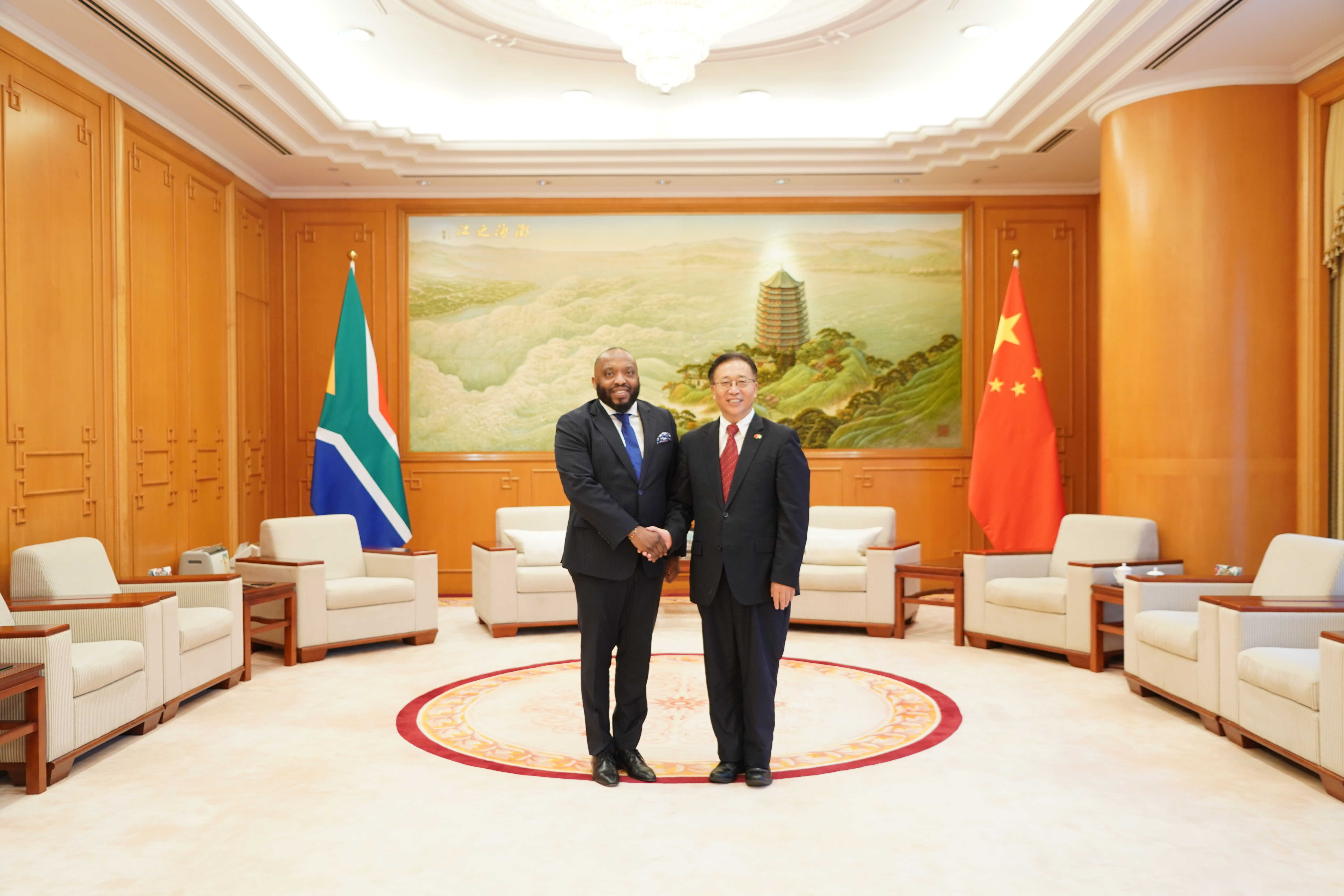 Commissioner Cui Jianchun met with Consul General of South Africa Mr ...